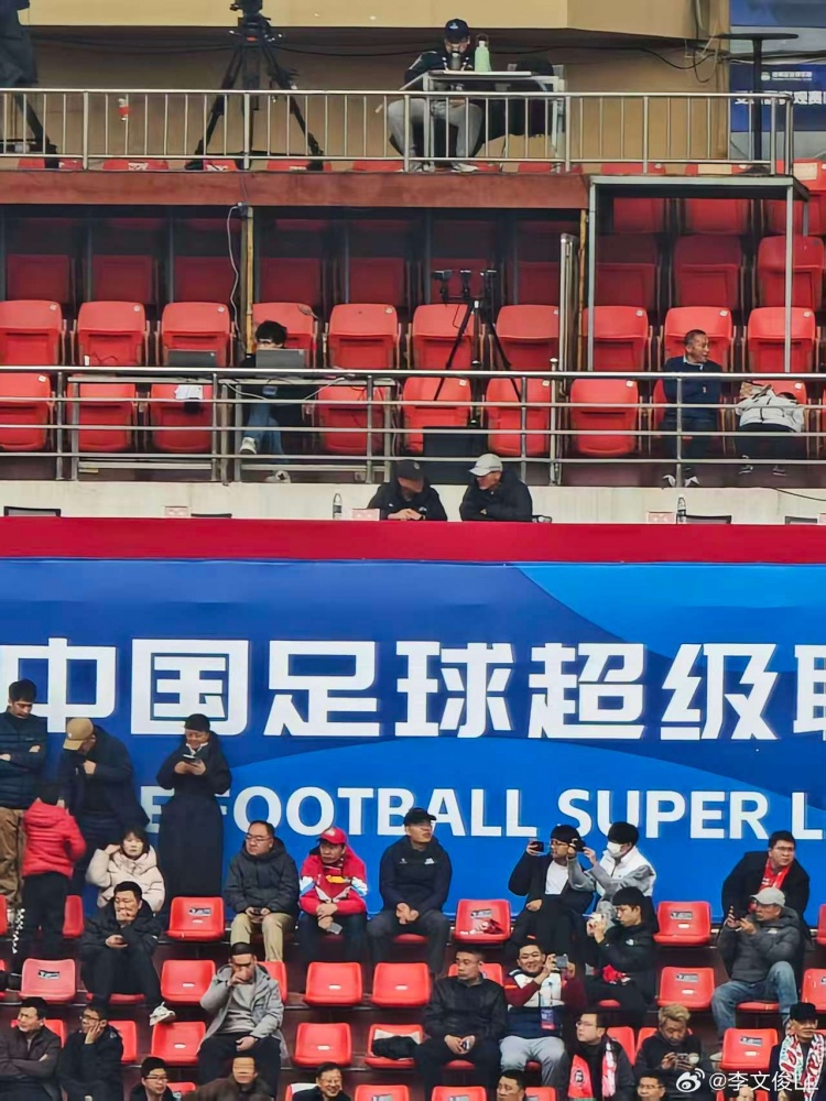 开云-博主：国足主帅邵佳一现身郑州航体，观战河南vs云南玉昆